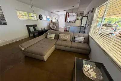 935 Polk St, Hollywood: photo 1 of 10