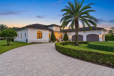 10352 NW 131st St, Hialeah Gardens: photo 1 of 34