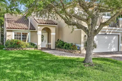 420 NW 188th Ter, Pembroke Pines: photo 1 of 49