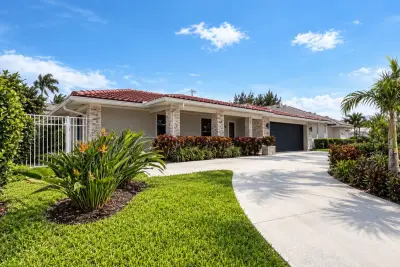 1221 Singer Dr, Riviera Beach: photo 1 of 25