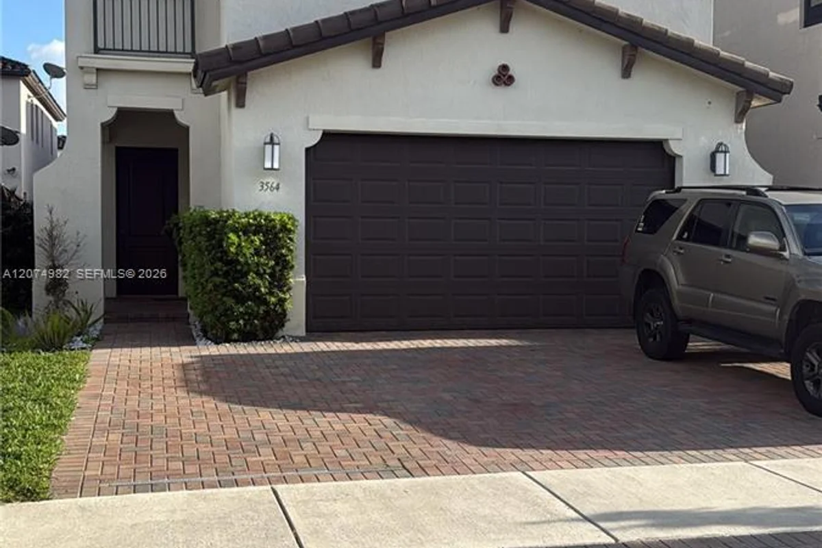 3564 W 97th St, Hialeah: photo 1 of 5
