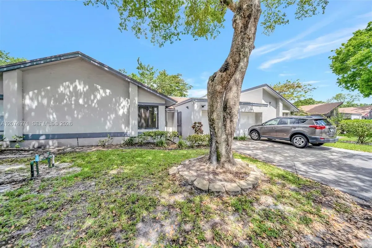 5223 Gate Lake Rd, Tamarac: photo 1 of 37