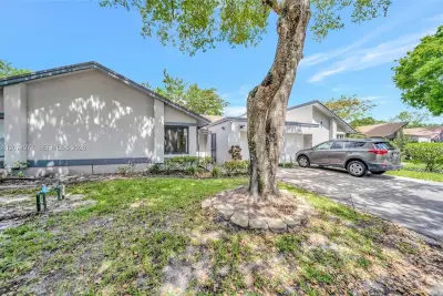 5223 Gate Lake Rd, Tamarac: photo 1 of 37