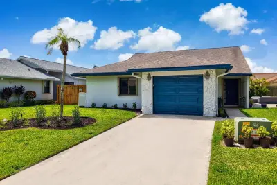 2390 NW 15th St NW, Delray Beach: photo 1 of 32