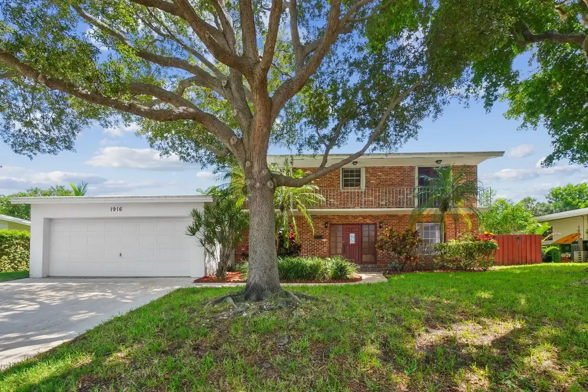1916 Harbourview Dr, Fort Lauderdale: photo 1 of 51