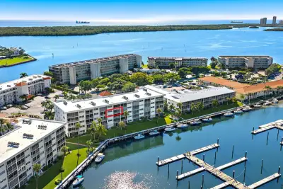 29 Yacht Club Dr #405, North Palm Beach: photo 1 of 20
