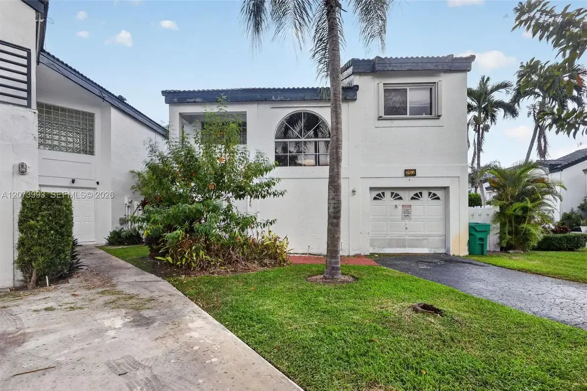 253 NE 211th Ter, Miami: photo 1 of 45