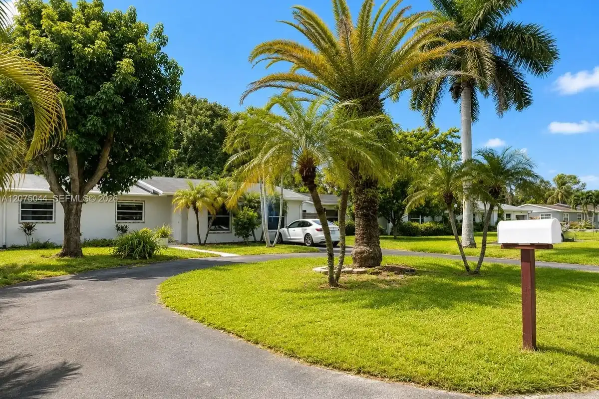 1720 SW 4th St, Fort Lauderdale: photo 1 of 19