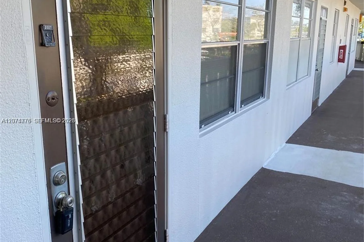 2027 Hythe B, Boca Raton: photo 1 of 13