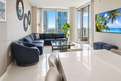 851 NE 1st Ave #3301, Miami: photo 1 of 50