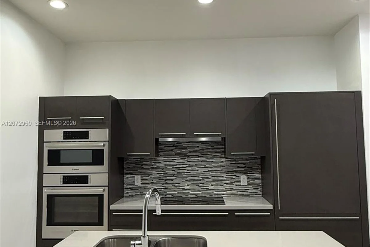 7661 NW 107th Ave #813, Doral: photo 1 of 9