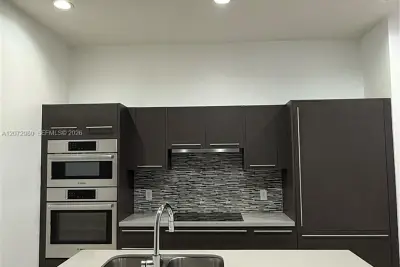 7661 NW 107th Ave #813, Doral: photo 1 of 9