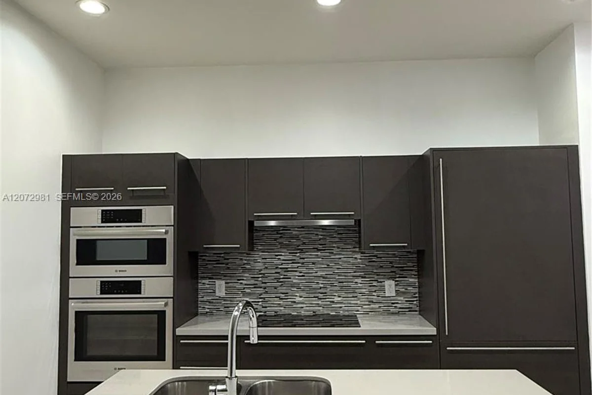 7661 NW 107th Ave #813, Doral: photo 1 of 9
