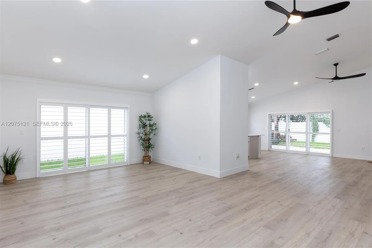 46 Gables Blvd, Weston: photo 1 of 33