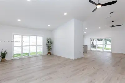 46 Gables Blvd, Weston: photo 1 of 33