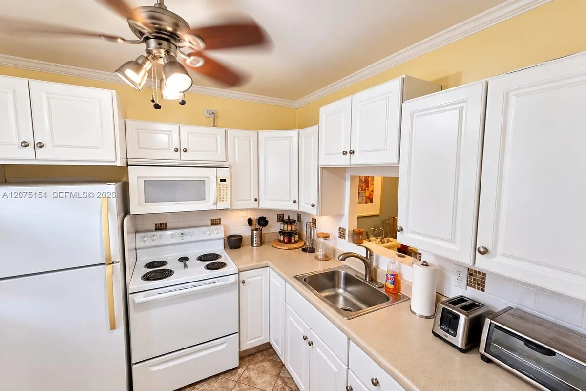 5181 W Oakland Park Blvd #204, Lauderdale Lakes: photo 1 of 13