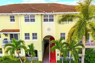 260 NW 109th Ave #204, Miami: photo 1 of 23