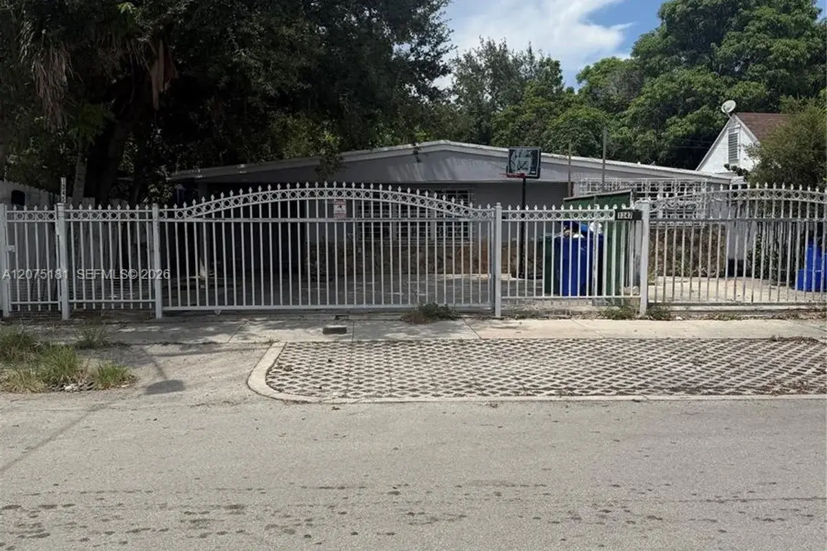 1345 NW 25th St, Miami: photo 1 of 5