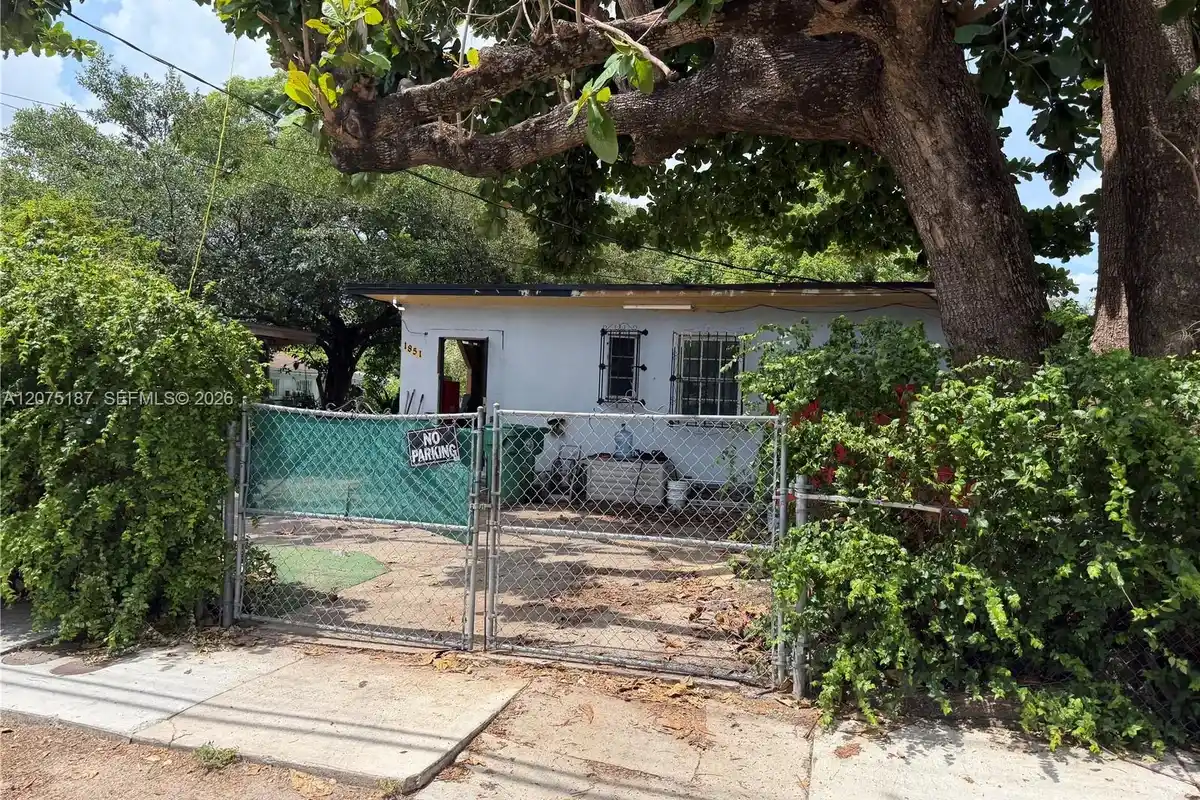 1851 NW 34th St, Miami: photo 1 of 3