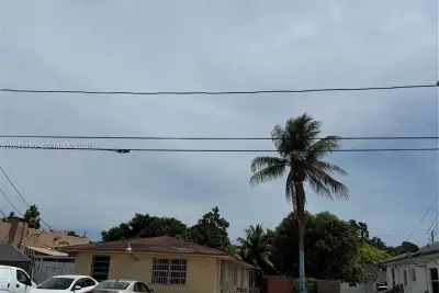 2124 NW 27th St, Miami: photo 1 of 3