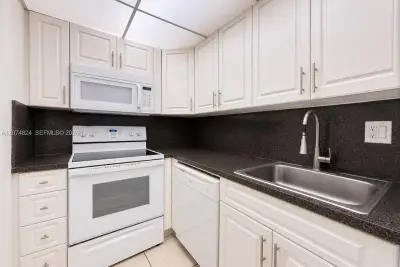 4855 NW 7th St #410-6, Miami: photo 1 of 21