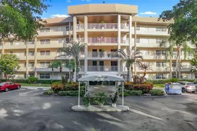 545 Oaks Ln #410, Pompano Beach: photo 1 of 86
