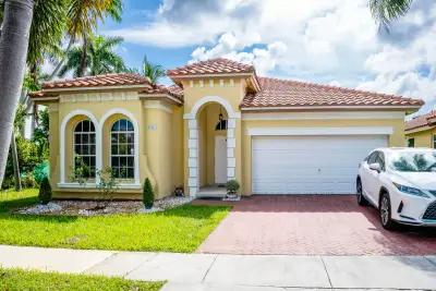 4901 SW 134th Ave, Miramar: photo 1 of 37