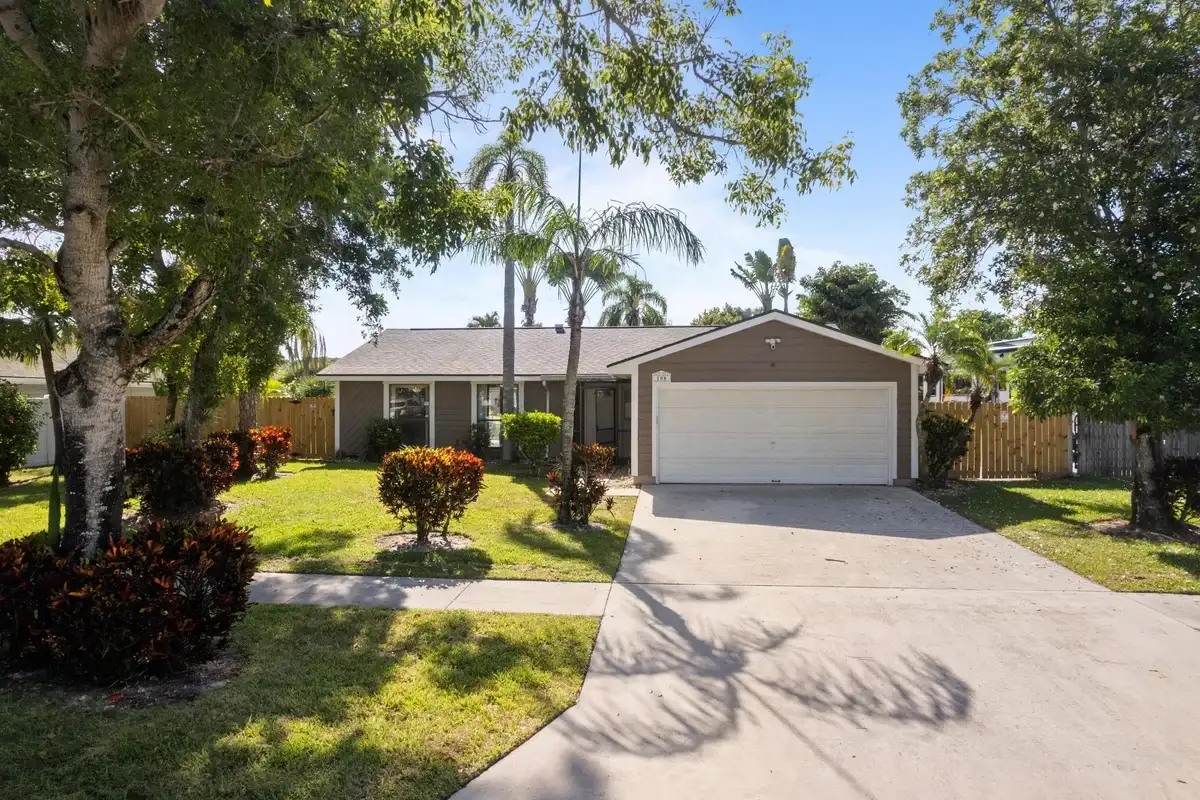 108 Cambridge Ln, Royal Palm Beach: photo 1 of 40