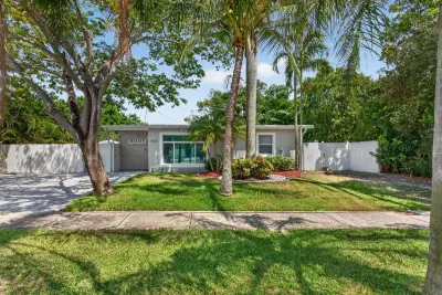 4520 NE 15th Ave, Pompano Beach: photo 1 of 50