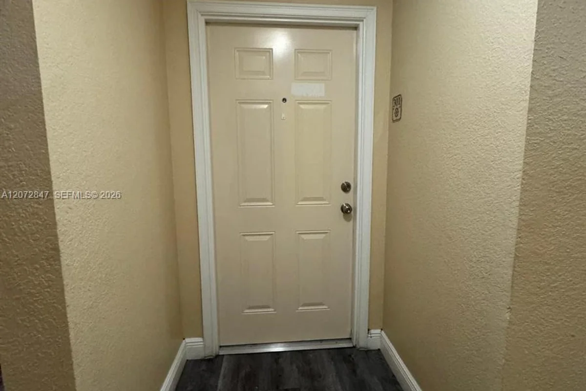 2415 NW 16th St Rd #301-1, Miami: photo 1 of 12