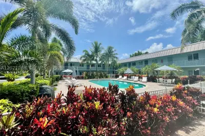 1460 NE 18th St #102, Fort Lauderdale: photo 1 of 8