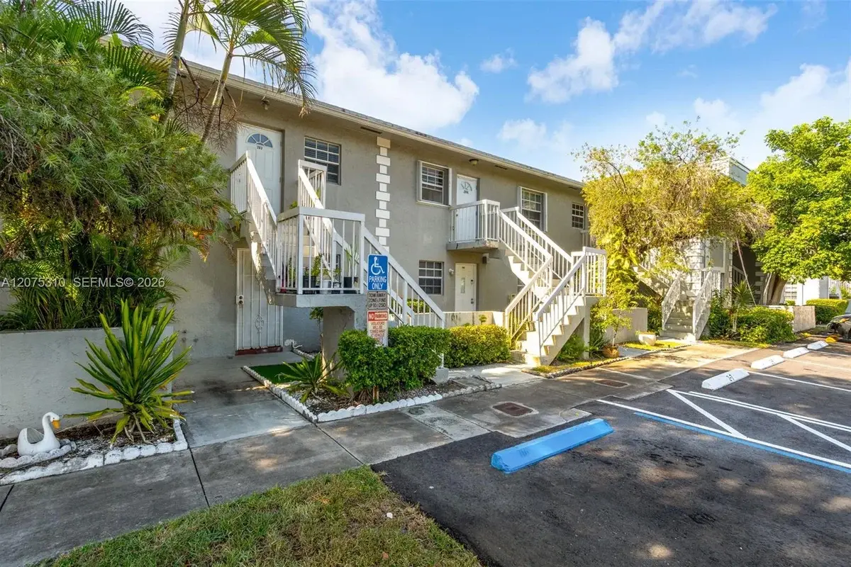 426 NE 210th Cir Ter #103-2, Miami: photo 1 of 30