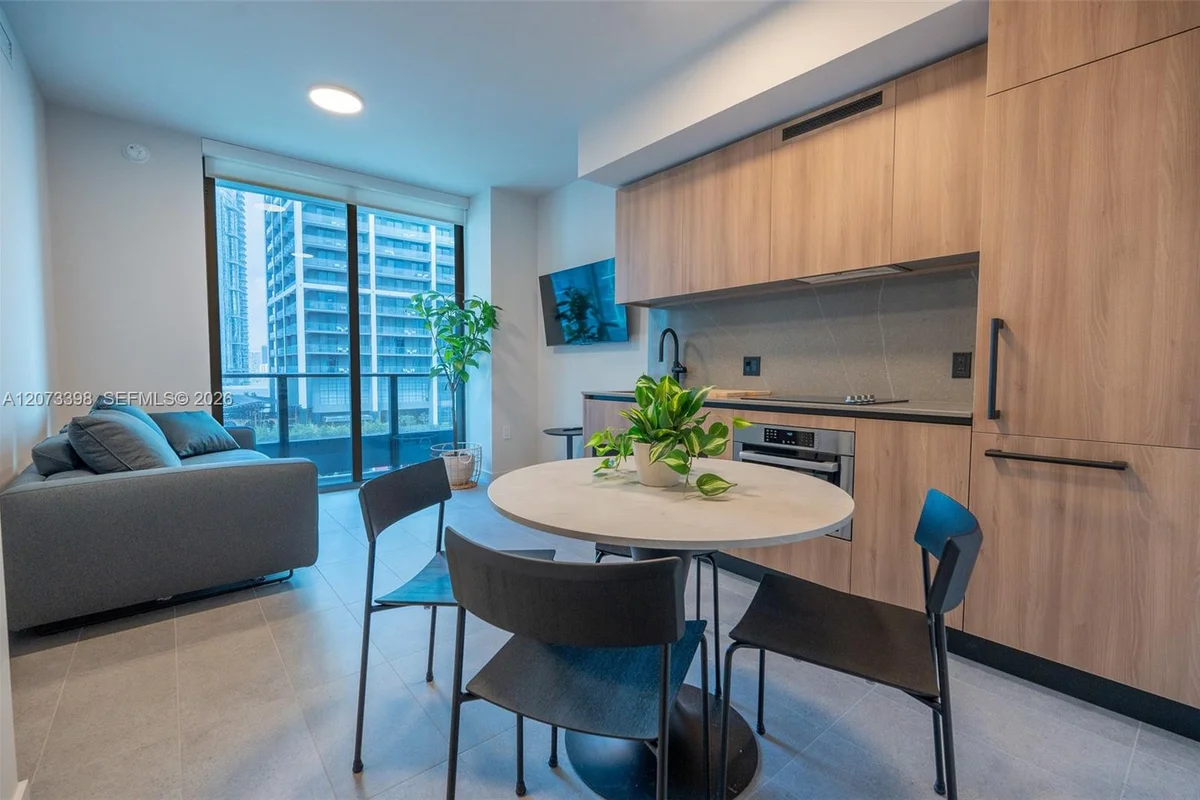 121 NE 5th St #1710, Miami: photo 1 of 35