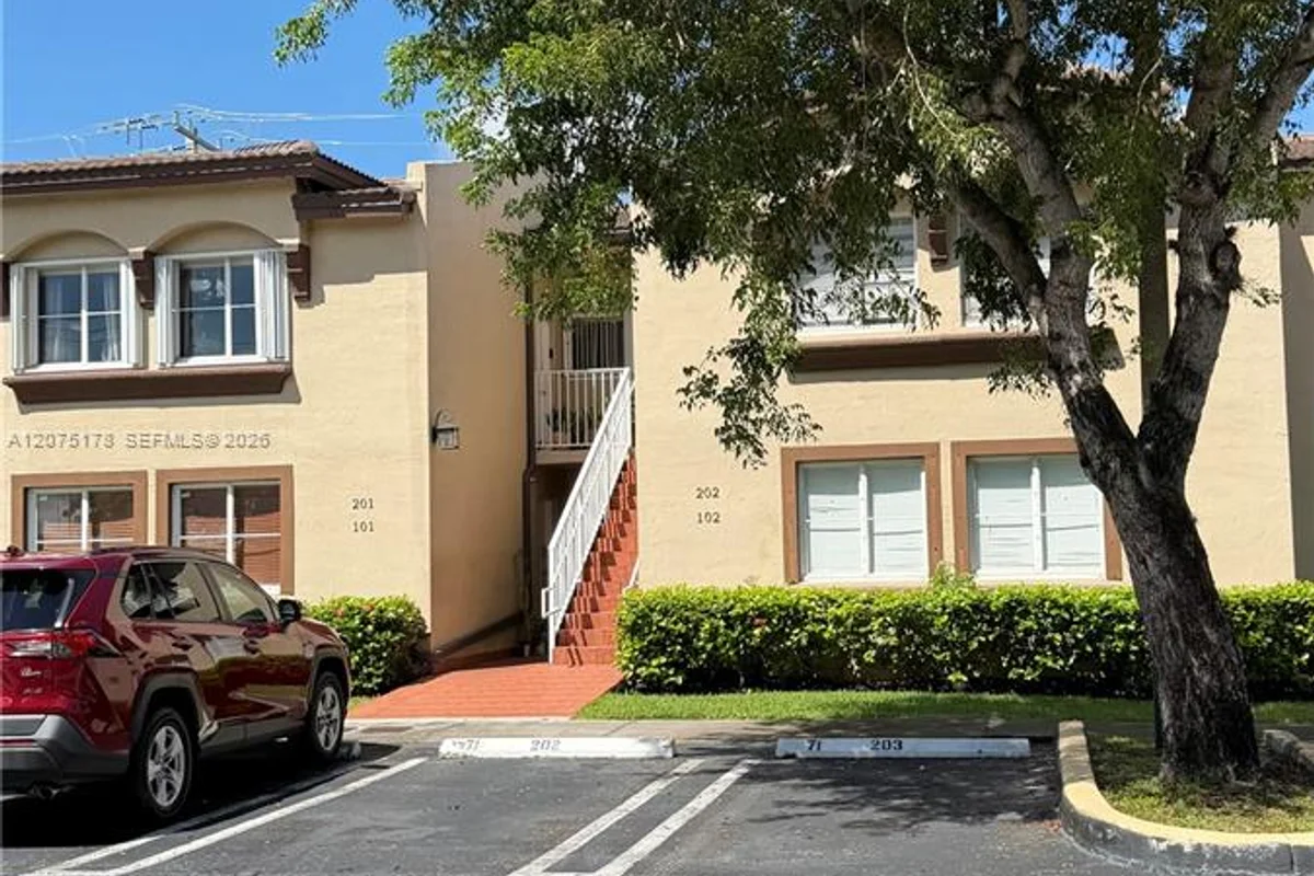 15771 SW 137th Ave #201, Miami: photo 1 of 16