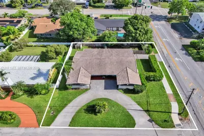1477 NE 55th St, Fort Lauderdale: photo 1 of 42