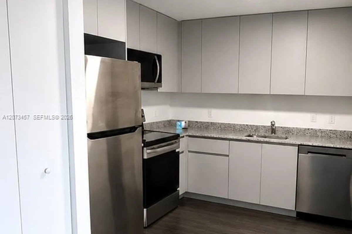 2675 NW 87th St #302, Miami: photo 1 of 8