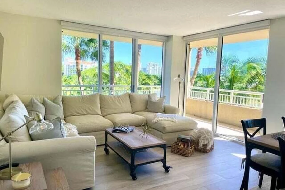 19501 W Country Club Dr #414, Aventura: photo 1 of 6