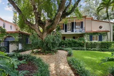 3919 Braganza Ave, Miami: photo 1 of 48