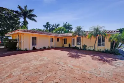 2 NE 160th St, Miami: photo 1 of 53