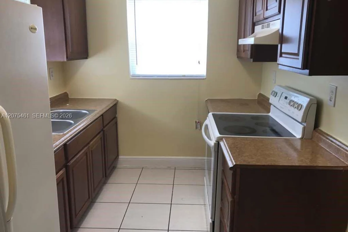 807 SW 5th Ct, Hallandale Beach: photo 1 of 10