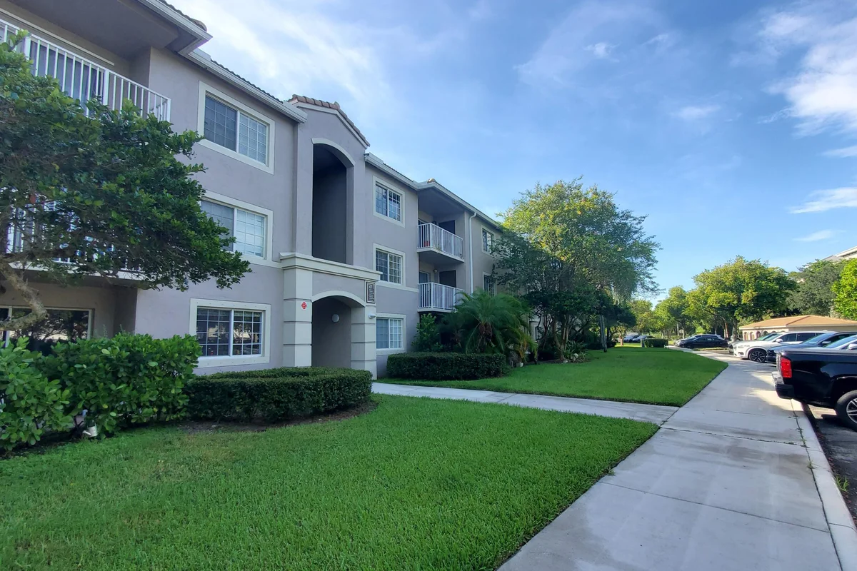 5011 Wiles Rd #104, Coconut Creek: photo 1 of 29