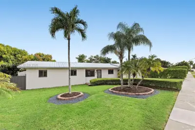 1391 NW 18th St, Homestead: photo 1 of 35