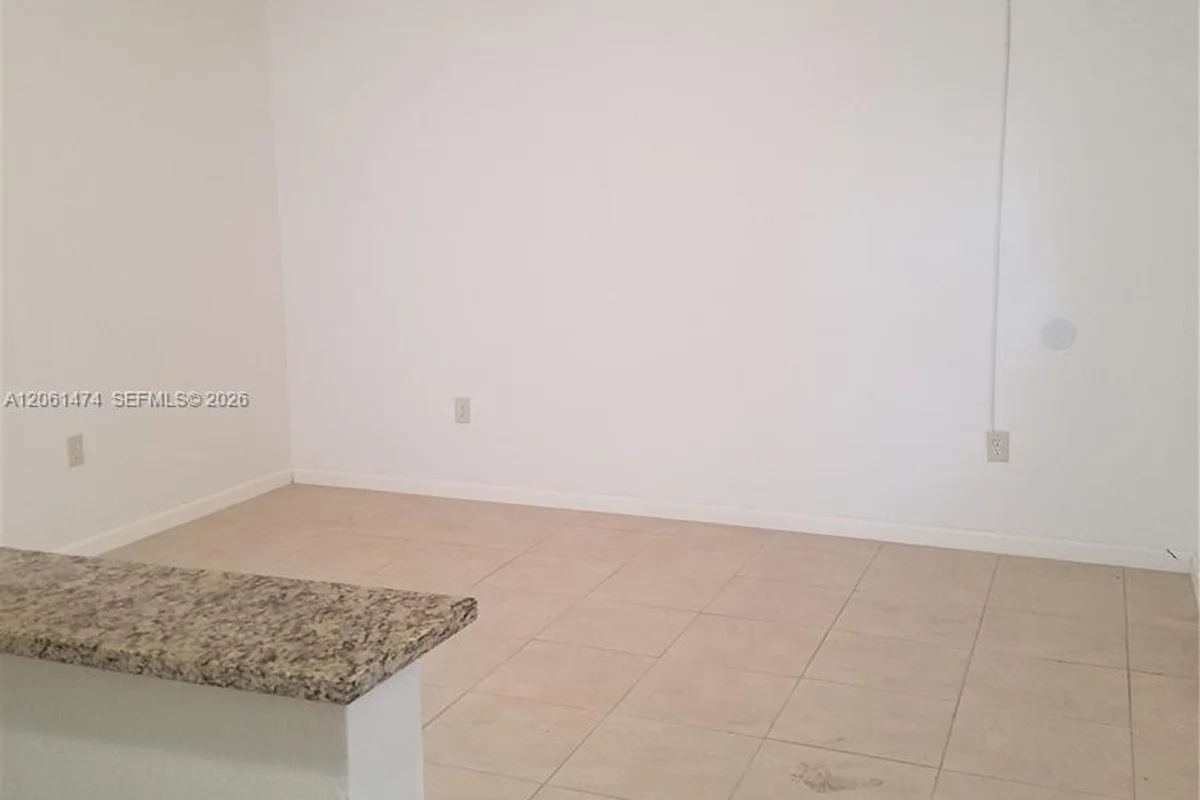 4450 SW 67 Ave #Y, Miami: photo 1 of 9