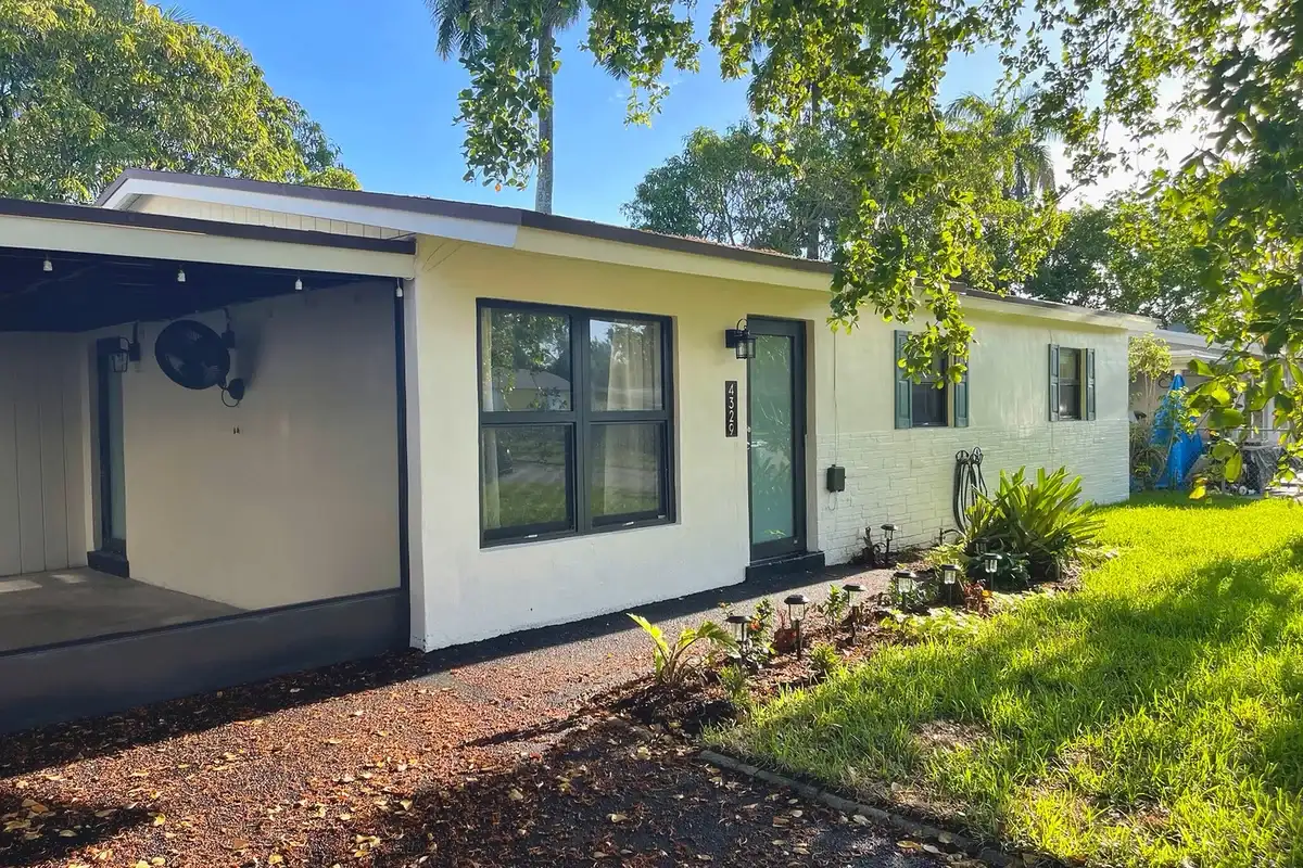 4329 SW 49th Ct, Dania Beach: photo 1 of 37