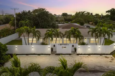 2000 NE 17th Ct #1-2, Fort Lauderdale: photo 1 of 40