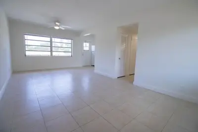 1855 Adams #29, Hollywood: photo 1 of 14