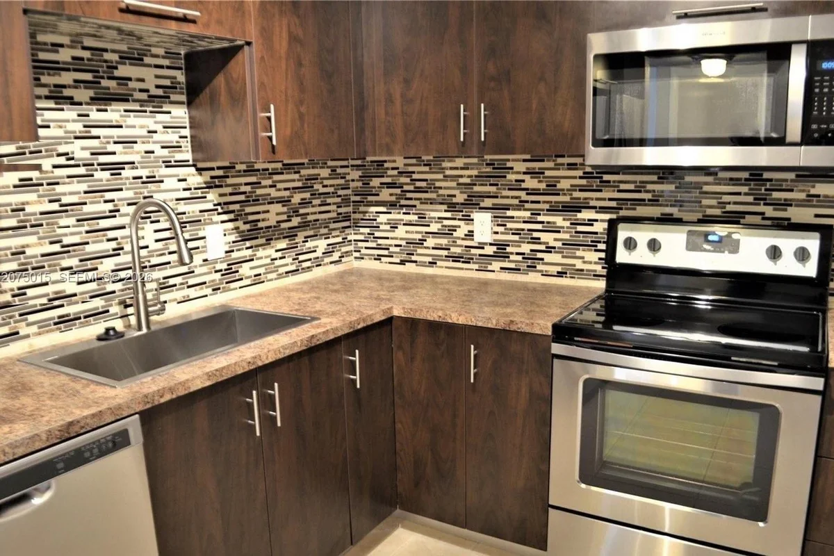 Condo in Miami: photo 1 of 18