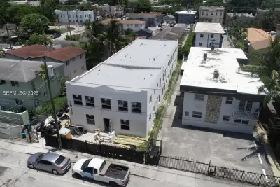 1020 SW 2nd St, Miami: photo 1 of 11