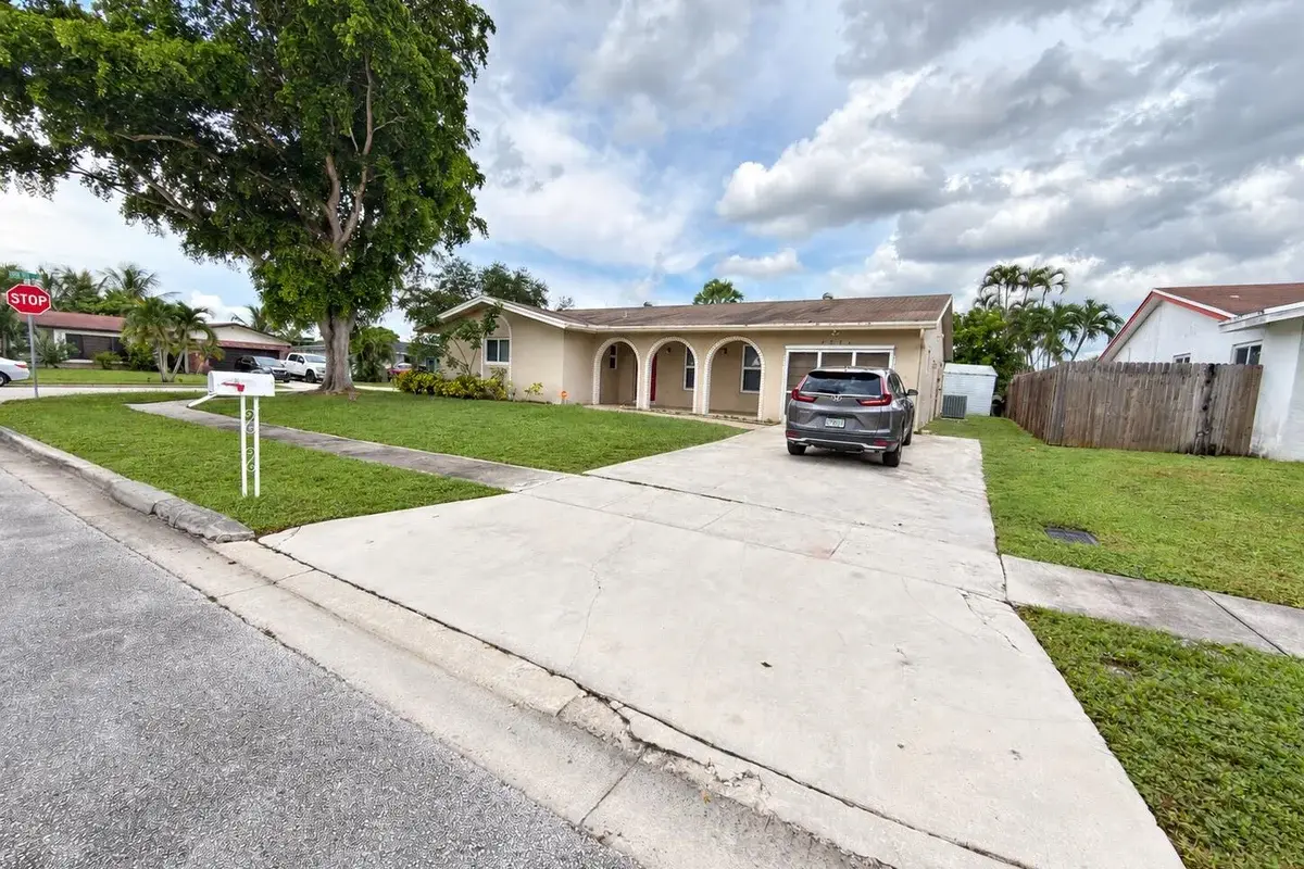 7975 NW 8th St, Margate: photo 1 of 22