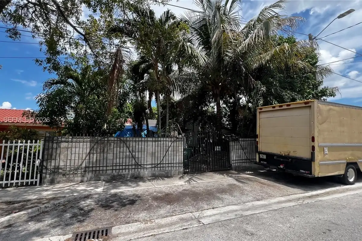1531 NW 59th St, Miami: photo 1 of 7